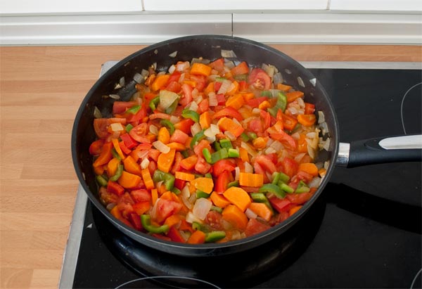 Lavar, cortar y pochar bien las verduras