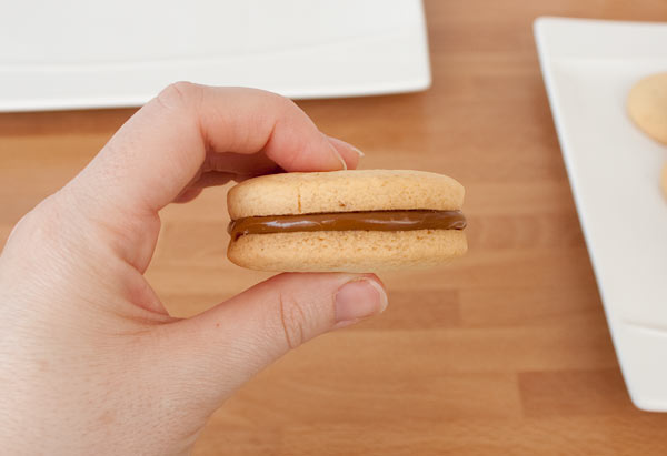 Rellenar los alfajores con el dulce de leche