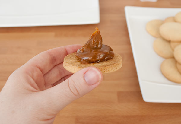 Untar las tapas de los alfajores con el dulce de leche