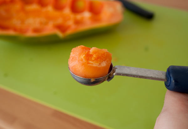 Sacar las bolitas de papaya para la ensalada