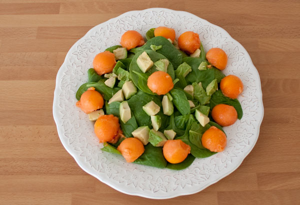 Ensalada de papaya y aguacate con vinagreta de lima