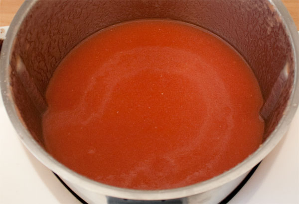 Añadir el aceite al gazpacho de sandía y emulsionar