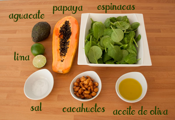 Ingredientes para hacer una rica ensalada de papaya y aguacate fácil