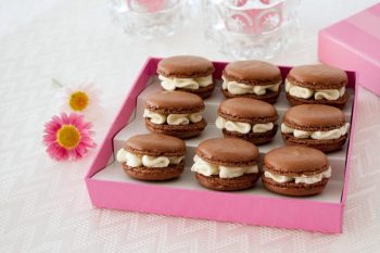 Macarons de chocolate rellenos de chocolate blanco