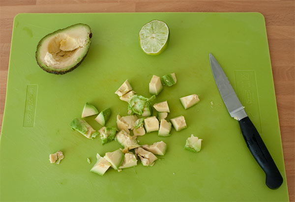 Partir el aguacate de la ensalada y rociar con el zumo de media lima