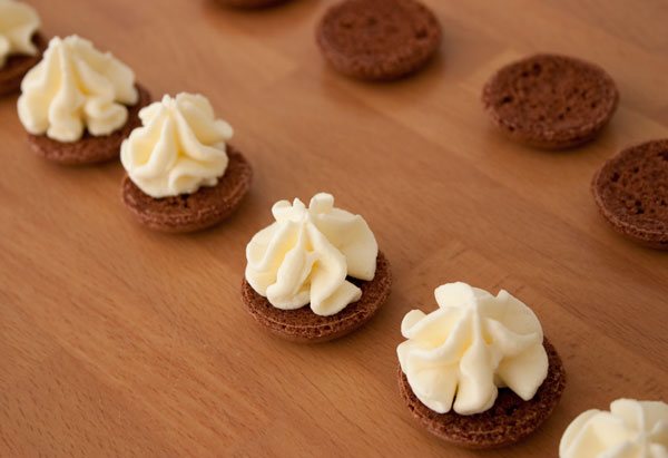 Rellenar los macarons con la mousse de chocolate blanco