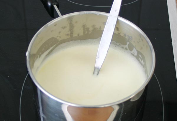 Mezclar las yemas, el azúcar, la nata y la leche