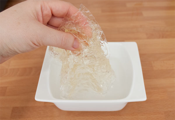 Hidratar las hojas de gelatina en agua fría