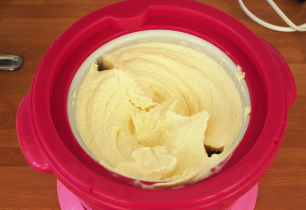 Приготовьте мороженое с лимоном и маскарпоне в мороженице.