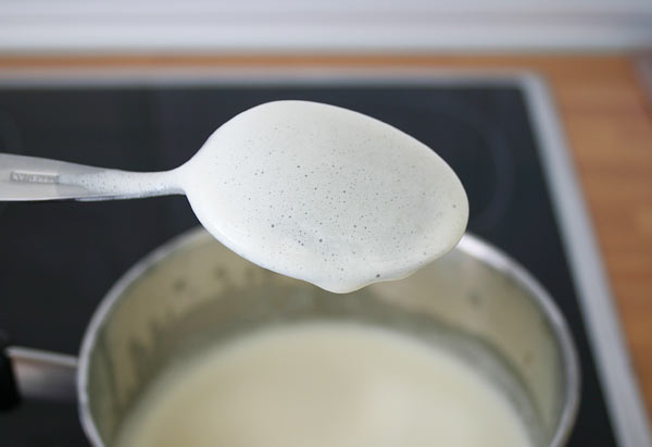 Cocinar la crema del helado hasta que nape la cuchara