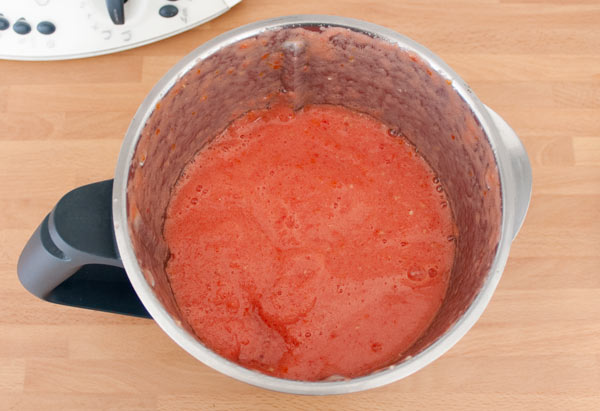 Triturar el tomate hasta conseguir un puré