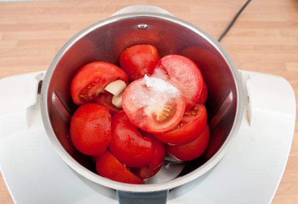 Triturar los tomates finamente junto con el ajo y la sal