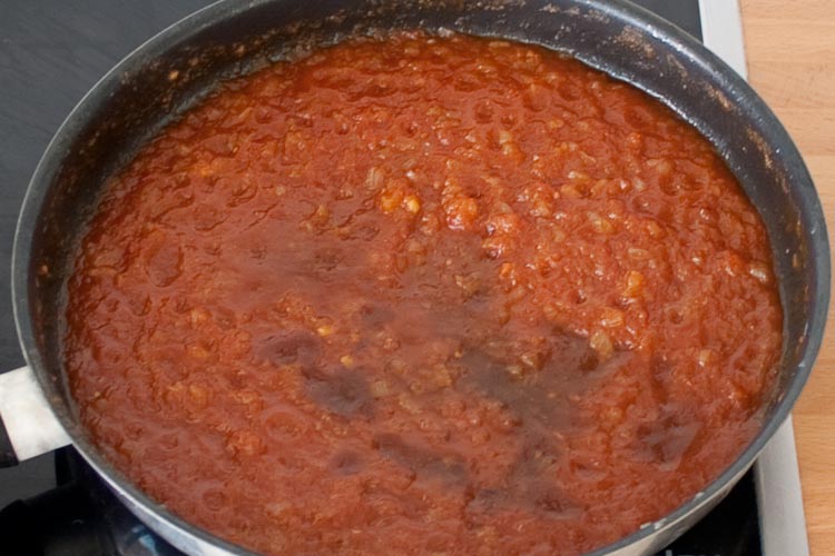 Añadir la salsa Perrins y el vinagre a la salsa barbacoa
