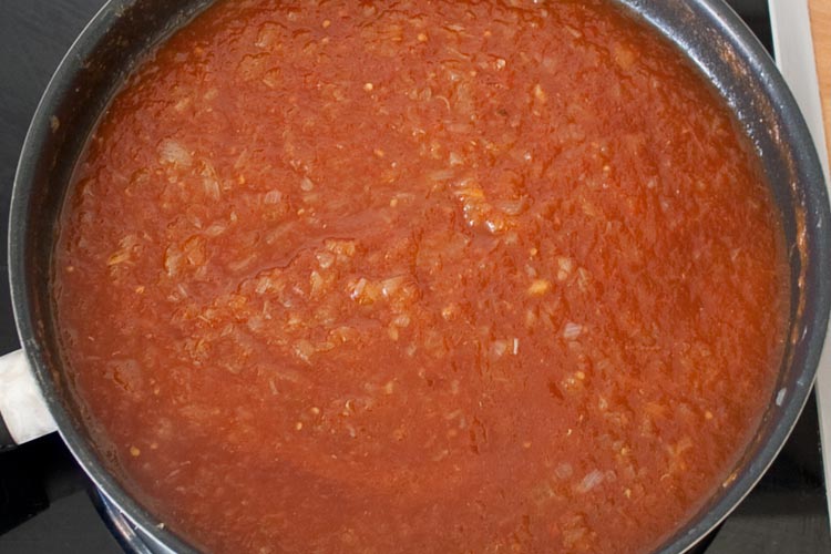 Agregar el tomate triturado, la miel y el azúcar a la salsa barbacoa