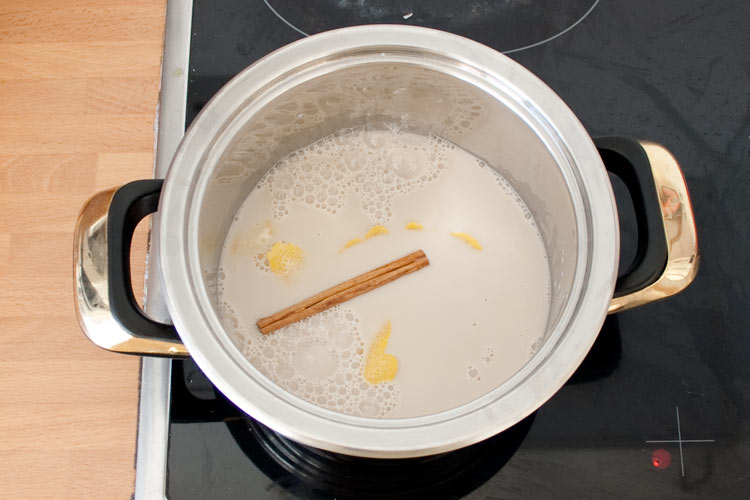 Calentar la horchata junto con la canela y el limón