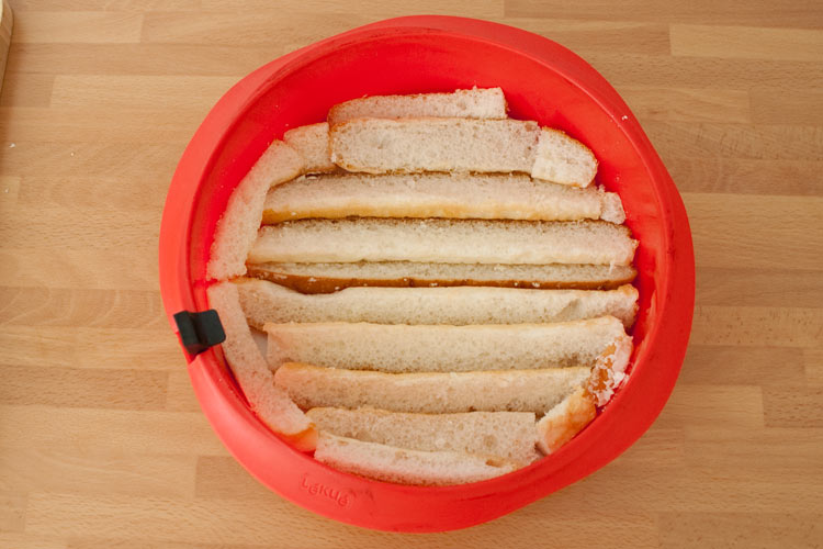 Colocar los fartons en el fondo del molde de la tarta y remojar con la horchata y la leche condensada