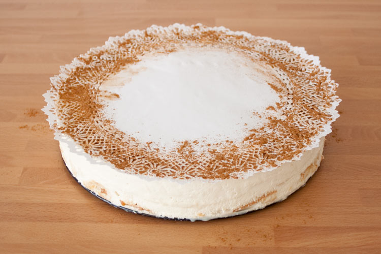 Tarta fría de horchata con fartons decorada con canela