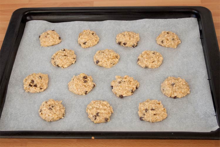 Formar galletas de avena y plátano y colocarlas en la placa del horno