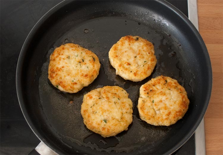 Freír las hamburguesas de pollo caseras con un poco de aceite