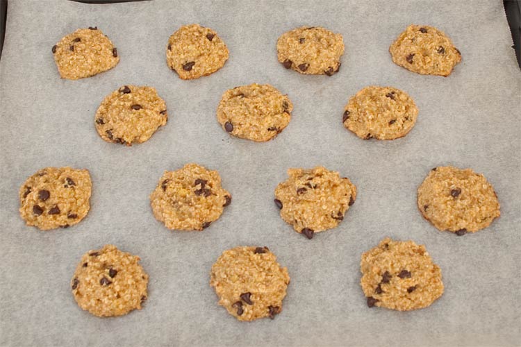 Finalmente hornear las galletas de avena y plátano veganas