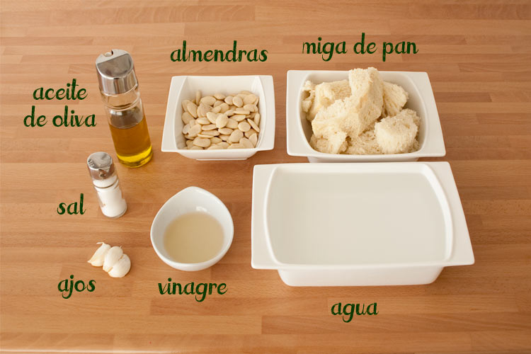 Ingredientes para hacer la receta tradicional del ajoblanco malagueño