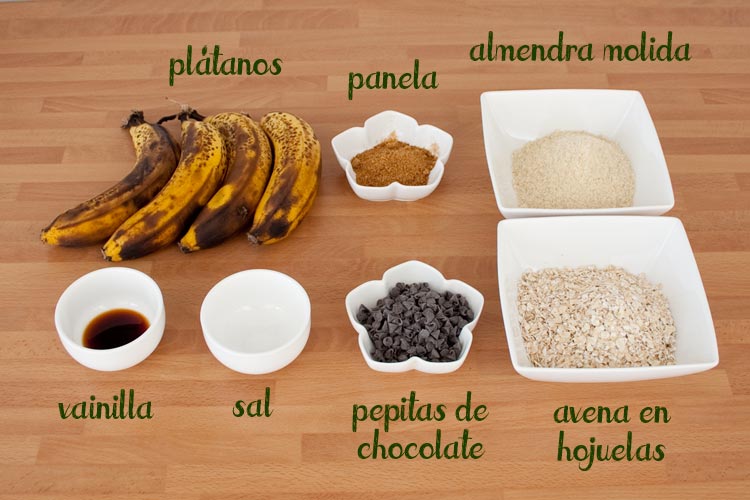 Ingredientes para hacer galletas de avena y plátano veganas