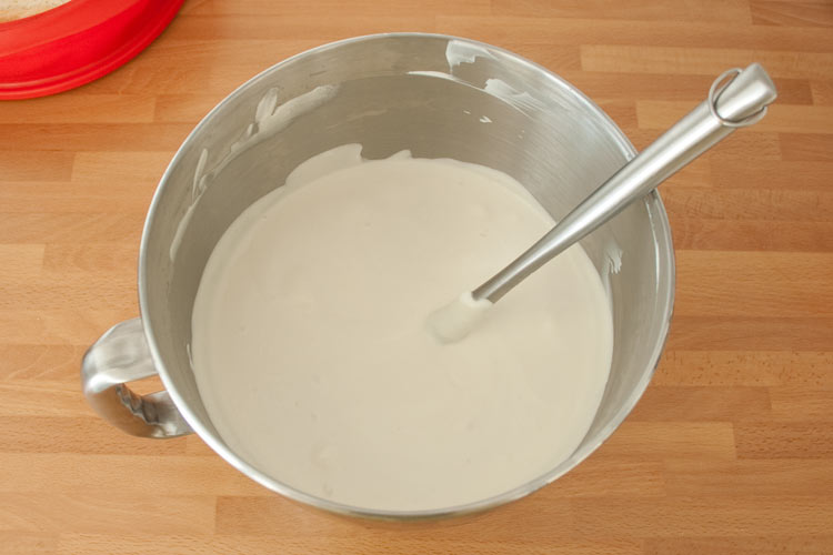 Mezclar la nata con la horchata para hacer la tarta