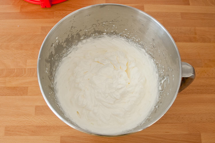 Montar la nata para hacer la tarta de horchata y fartons