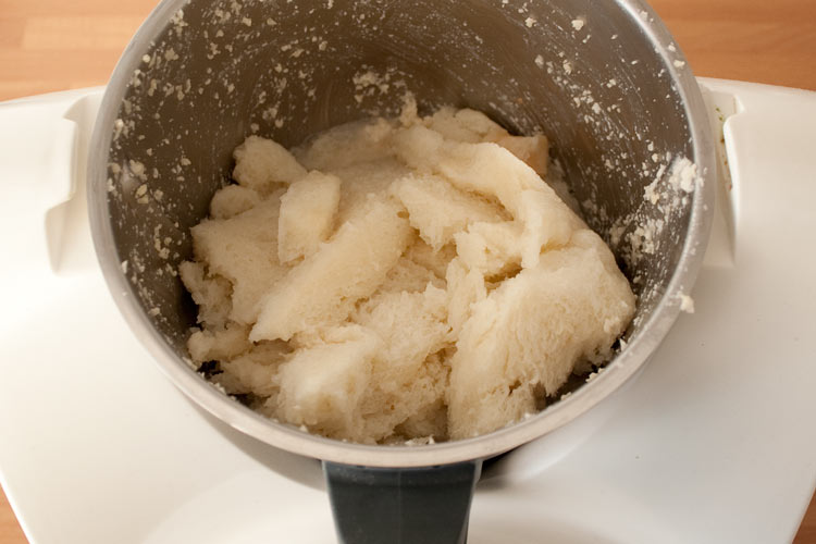 Añadir el pan remojado, el vinagre y la sal al ajoblanco malagueño