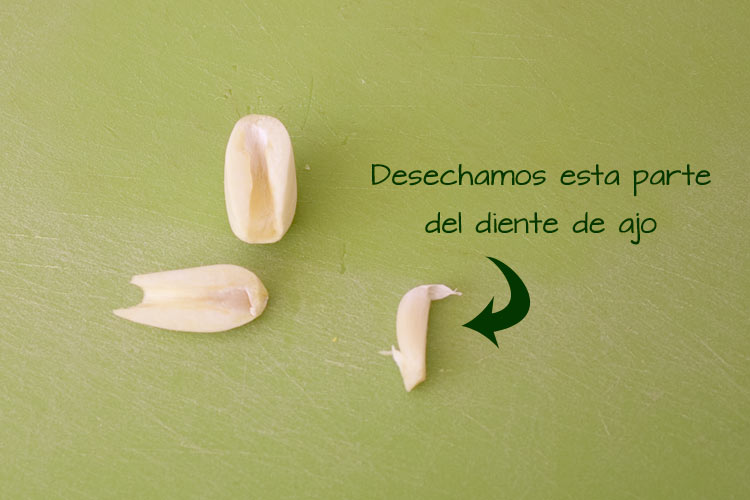 Partir los ajos y quitarles el gérmen para hacer un rico ajoblanco malagueño