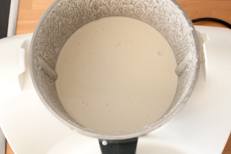 Triturar todos los ingredientes del ajoblanco malagueño y añadir el agua fría