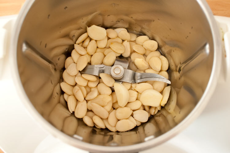 Colocar las almendras y el ajo en el vaso de la batidora para hacer ajoblanco malagueño