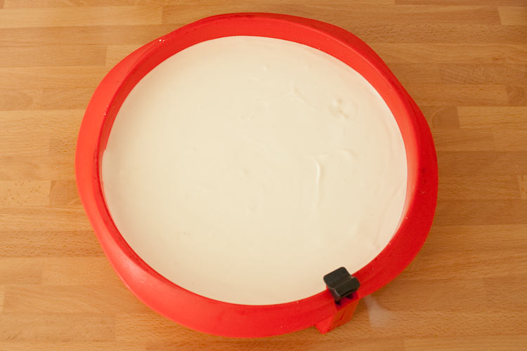 Crema en el molde para hacer la tarta fría  de horchata y fartons