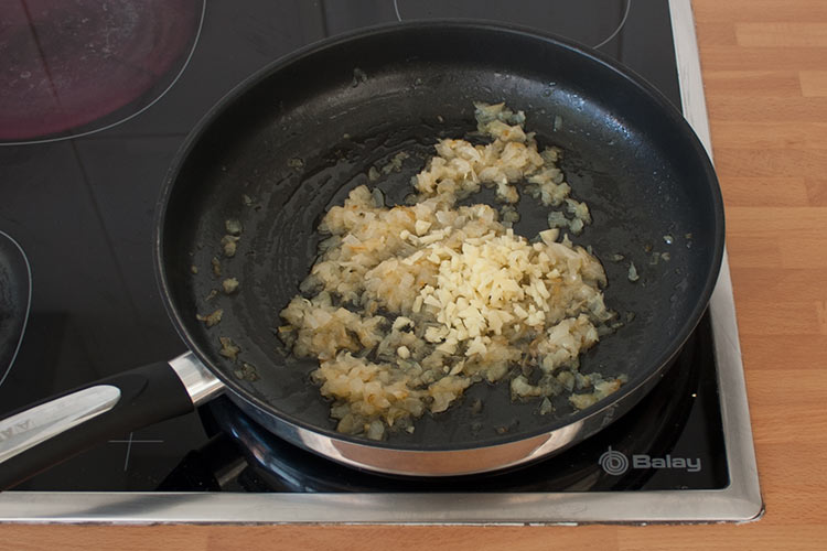 Agregar el jengibre a la cebolla bien pochada para hacer el curry de pollo