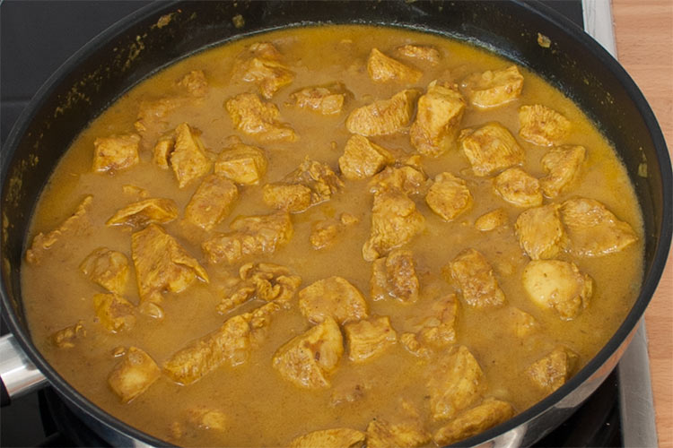 Agregar la leche de coco y dejar reducir la salsa del pollo al curry