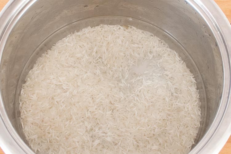 Hasta que el agua de lavar el arroz basmati quede transparente
