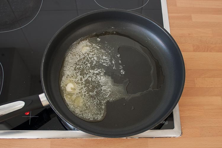 Calentar a fuego medio mantequilla y aceite en una sartén