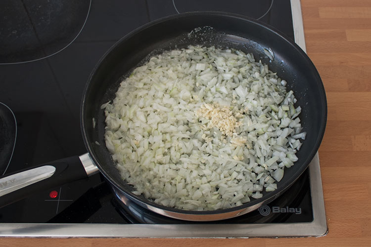 Sofreír la cebolla y el ajo para hacer pollo al curry