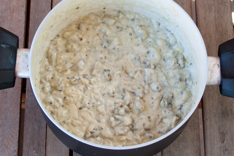 Preparar la bechamel y hacer la masa de las croquetas de berenjena y queso azul
