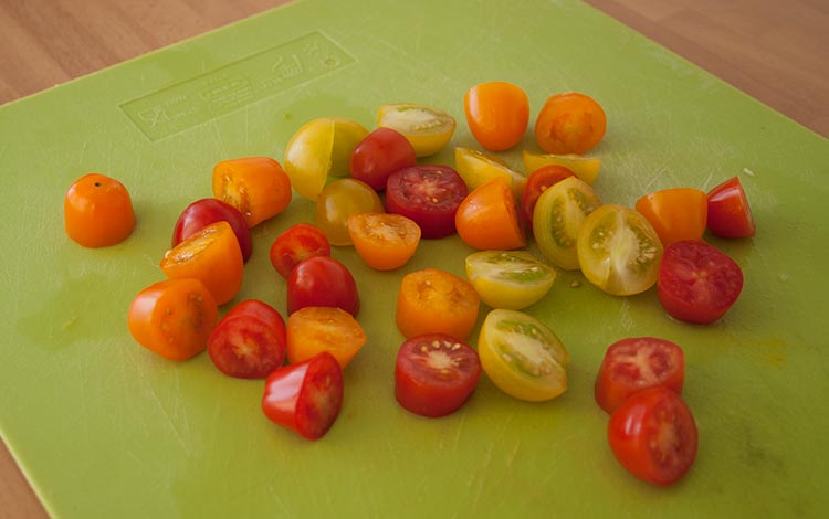 Cortar los tomates cherry en trozos