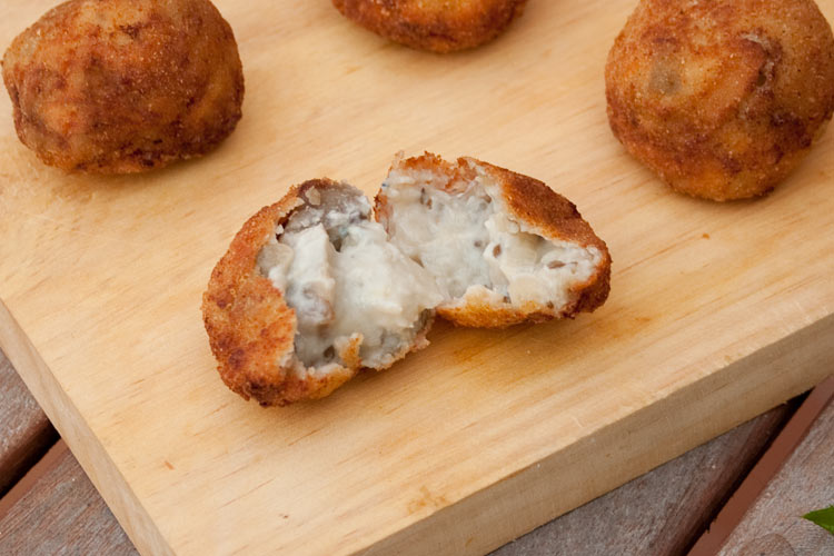 Y las croquetas de berenjena y queso azul quedarán así de cremosas