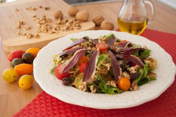 Ensalada de jamón de pato y cebolla caramelizada fácil de hacer