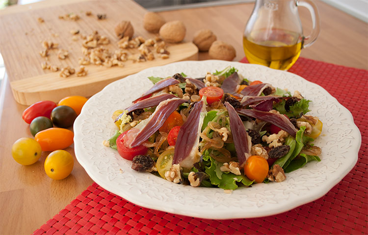 Ensalada de jamón de pato y cebolla caramelizada fácil de hacer