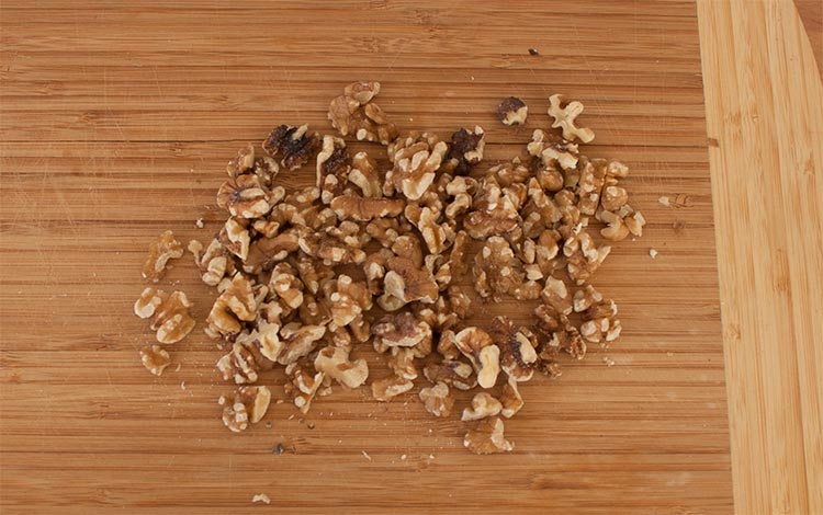 Partir las nueces para hacer la ensalada con jamón de pato