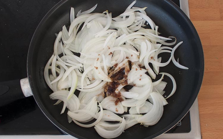 Pochar la cebolla con el azúcar moreno y un chorrito de aceite