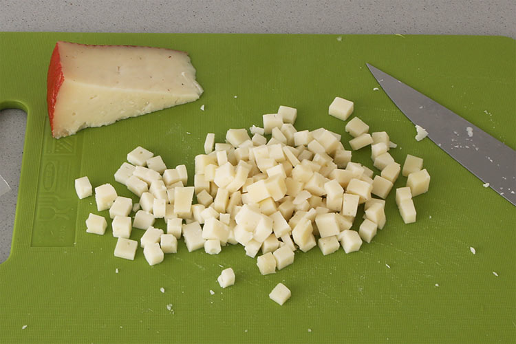 Cortar el queso de cabra en trozos pequeños