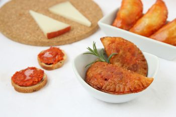 empanadillas de sobrasada, queso y cebolla caramelizada