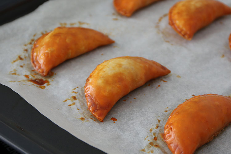 Empanadillas de sobrasada, queso y cebolla caramelizada al horno