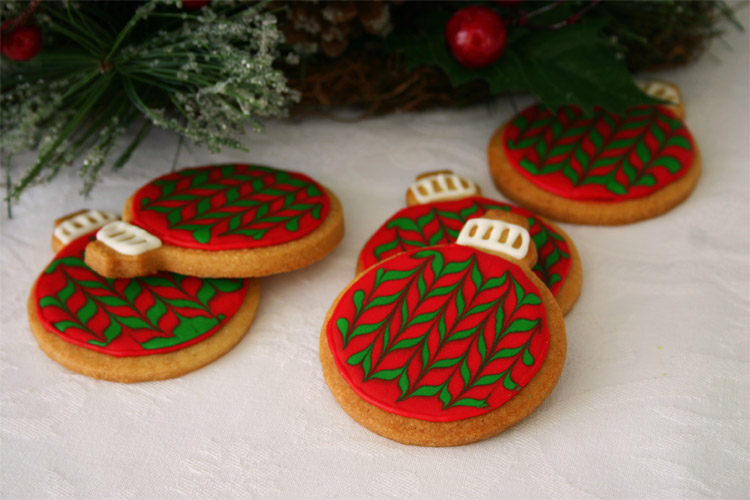 Galletas de mantequilla con forma de bolas de árbol de Navidad