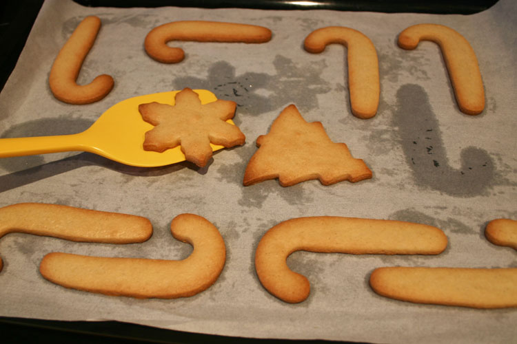 Hornear las galletas y retirarlas con cuidado de la bandeja